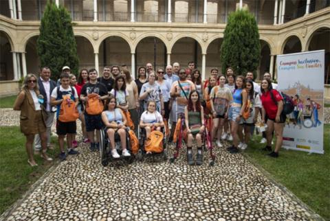 Foto de alumnos en la inauguración de Campus Inclusivos 2022