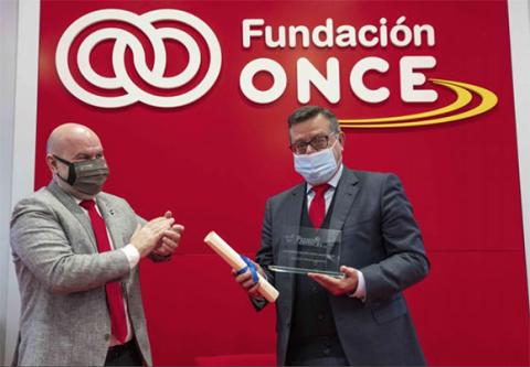 Donoso, recibiendo el premio