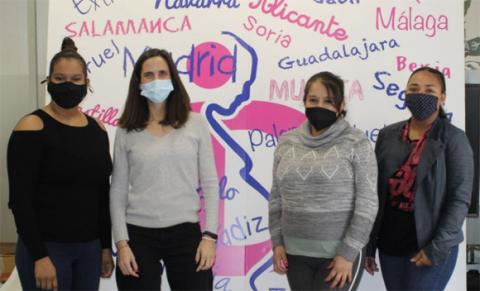 Cuatro mujeres en la Fundación RedMadre