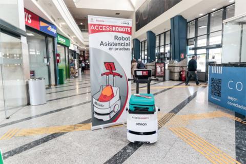 Imagen del robot en la estación de autobuses de Oviedo, durante una sesión de pruebas con usuarios