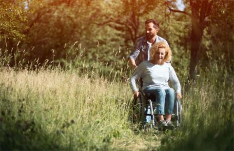 Mujer con discapacidad en el campo