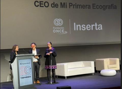 De izquierda a derecha la premiada, Marina Escrivá; el Mago More, conductor de la gala y la secretaria general de Fundación ONCE e Inserta Empleo y directora de Transformación, Excelencia e Igualdad de Fundación ONCE, Virginia Carcedo.