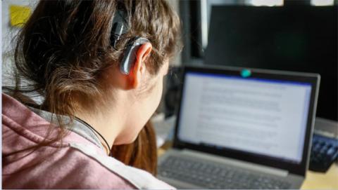 Estudiante con discapacidad auditiva