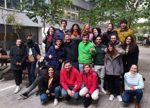 Foto de familia de algunos estudiantes