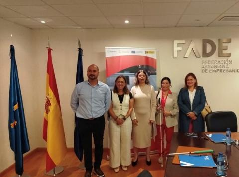 De izquierda a derecha, Felipe Expósito, técnico de Inserta Empleo y gestor del convenio; María Calvo, presidenta de la FADE; Virginia Carcedo, secretaria general de Fundación ONCE e Inserta Empleo y directora de Transformación, Excelencia e Igualdad de Fundación ONCE; Beatriz Ávila, directora de Inserta Empleo en Asturias y Yovanka Cuervo, delegada de la ONCE en Asturias