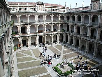 Imagen de uno de los Patios de la Universidad (Foto de UA)