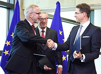 Werner Hoyer (presidente del BEI), Jyrki Katainen y Jean-Claude Juncker