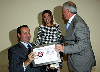 Ignacio Tremiño (izquierda) recoge el premio