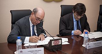 Momento de la firma: Fernando Conte (i) y Alberto Durán