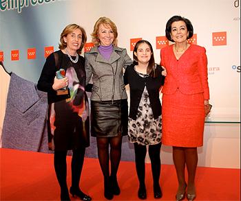 Esperanza Aguirre junto a las premiadas