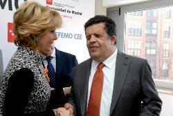 Esperanza Aguirre saluda a Luis Crespo