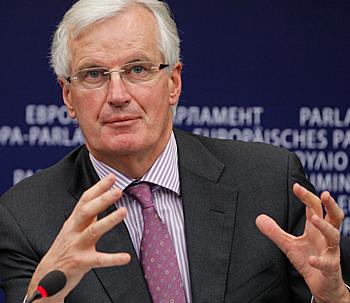 Michel Barnier saluda a Miguel Carballeda