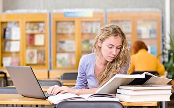 Joven estudiante en la biblioteca