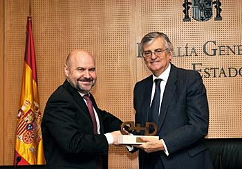 Luis Cayo Pérez Bueno entrega el Premio a Eduardo Torres-Dulce