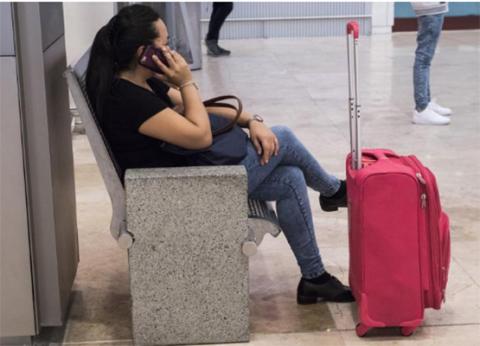 Mujer respondiendo al móvil en vacaciones