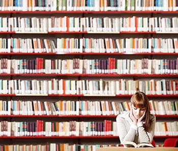 Estudiante en una biblioteca