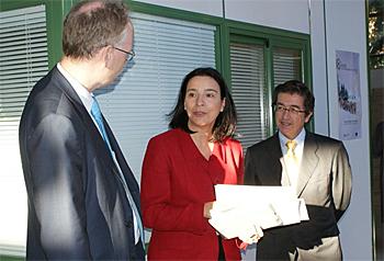 Carmen Plaza con el embajador de Noruega (i) y el Secretario General de la FEMP