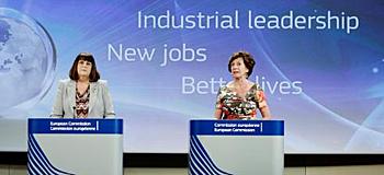 Las comisarias Máire Geoghegan-Quinn (i) y Neelie Kroes