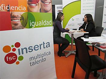 Una técnico de empleo atiende a una joven