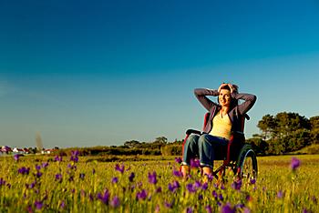 Joven con discapacidad en el campo