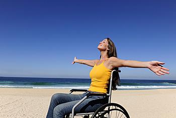 Joven con discapacidad en la playa