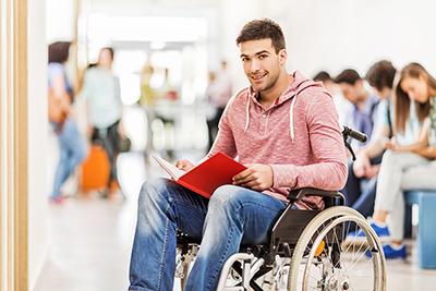 Joven en silla de ruedas