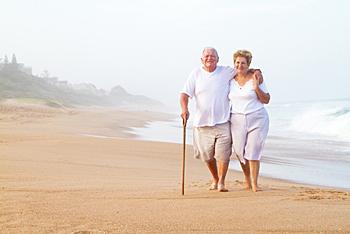 Pareja pasea en la playa