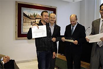 Alumno con el diploma (Foto: infomelilla.com)