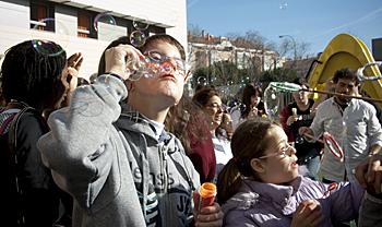 Niños haciendo pompitas