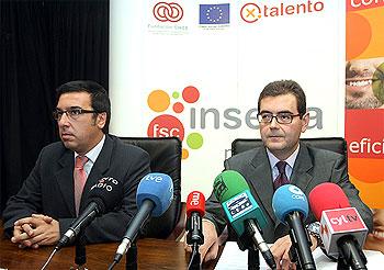 Salvador Galvañ (i), delegado territorial de la ONCE en Castilla y León, y Francisco Botía (d)