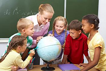 Profesora junto a sus alumnos