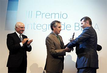 Ramón Jáuregui entrega el premio a Enrique García en presencia de Francisco González