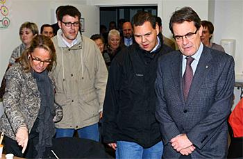 Artur Mas durante su visita a uno de los centros