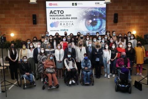 Foto de familia de la presentación de la II promoción del Programa RADIA, edición Indra 21/22