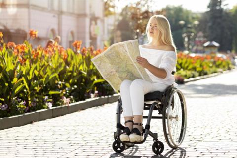 Mujer en silla de ruedas mirando un mapa