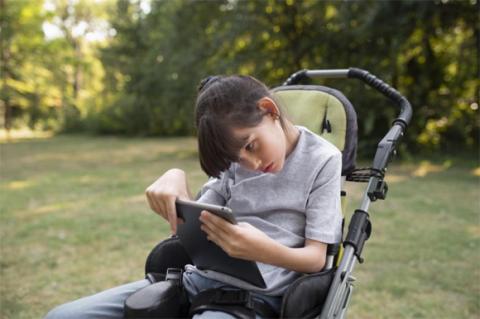 Mujer con parálisis cerebral mirando los pictogramas