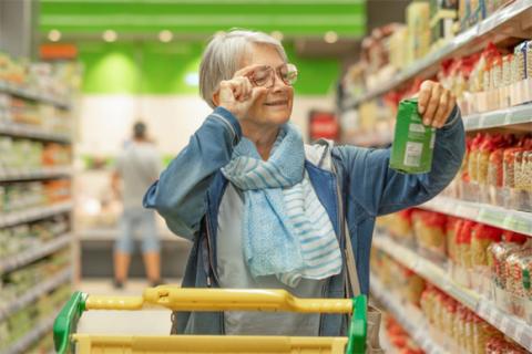 Mujer en el supermercado