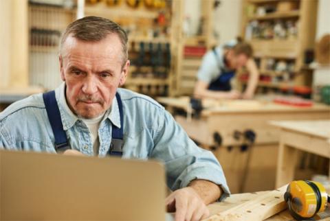 Trabajador de más de cincuenta años